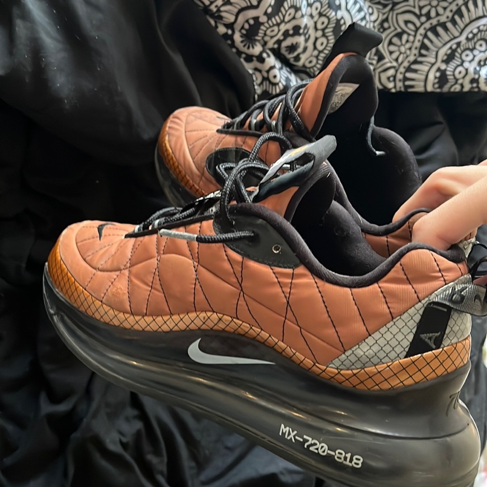 MX-720-818 Nike’s size 9, very comfortable feels like a cloud .
